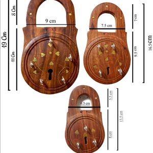 Key holder set of three in lock shape. Made of Sheesham wood.